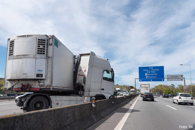 A28: Despiste de camião condiciona trânsito na ponte de Leça