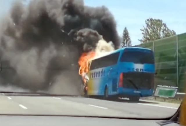 Chamas consomem autocarro da Resende na A1