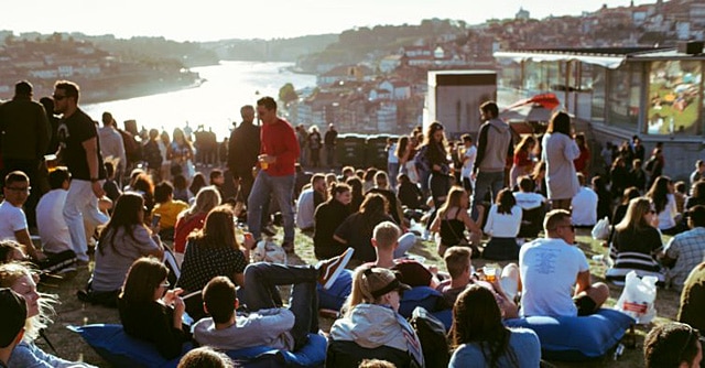 Rooftop Open Air transforma parque de estacionamento em pista de dança