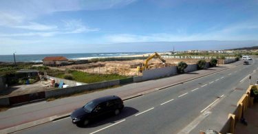 Obra de construção de hotel em cima da praia da Memória foi parada