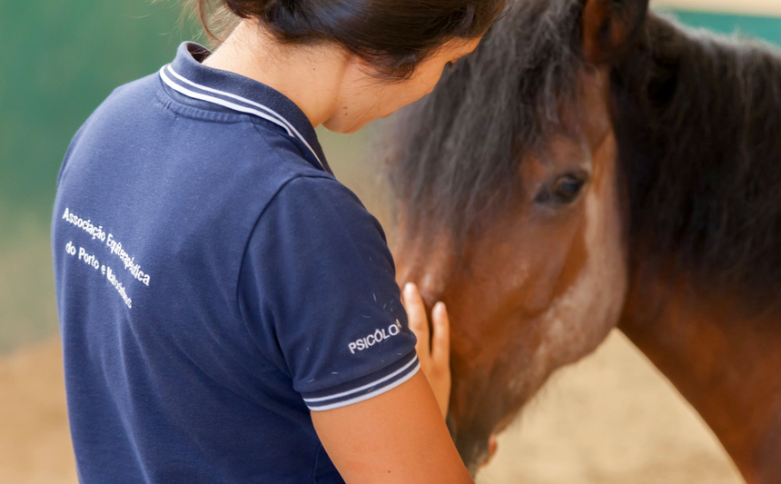 Terapia com cavalos para crianças e jovens com deficiência ou incapacidade