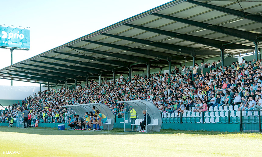 Leça vs Alpendorada, aspecto da bancada do Leça FC