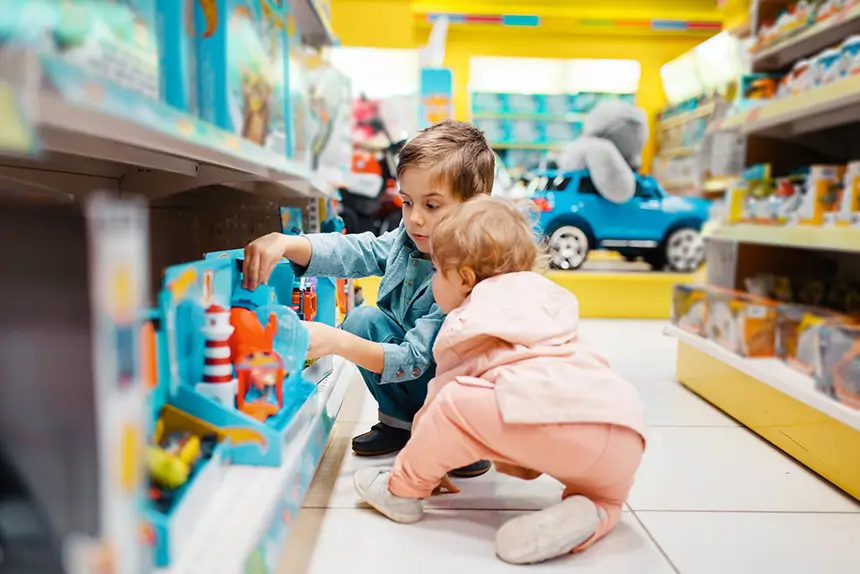 Crianças a escolher brinquedos